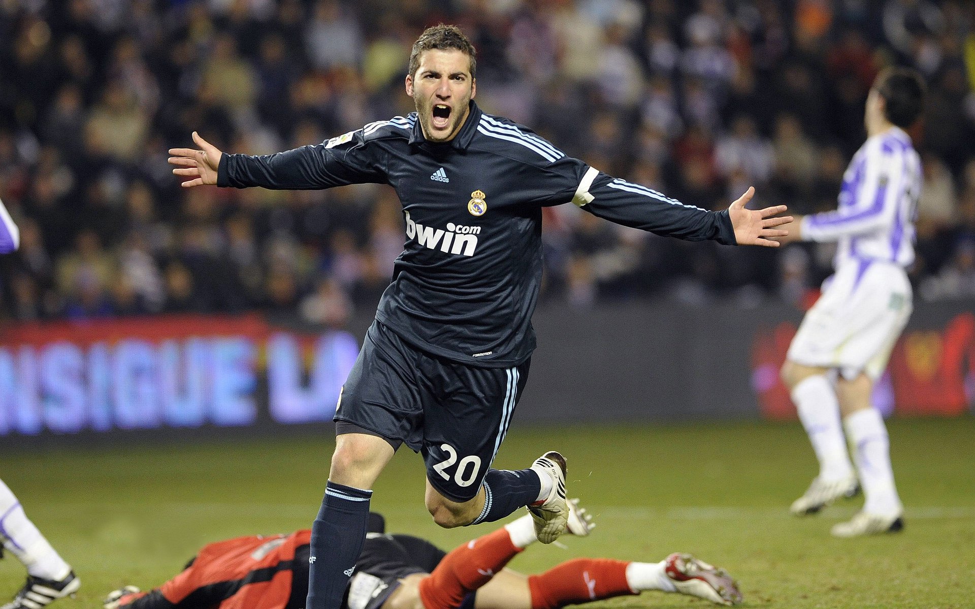 开云官网登录-英超乱战，比分3-3，双方核心球员各展神通，关键数据：传球成功率超90%